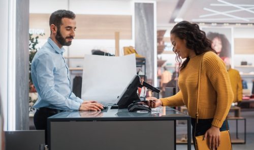 Retail associate using an RFID-enabled checkout powered by intelligent edgeware
