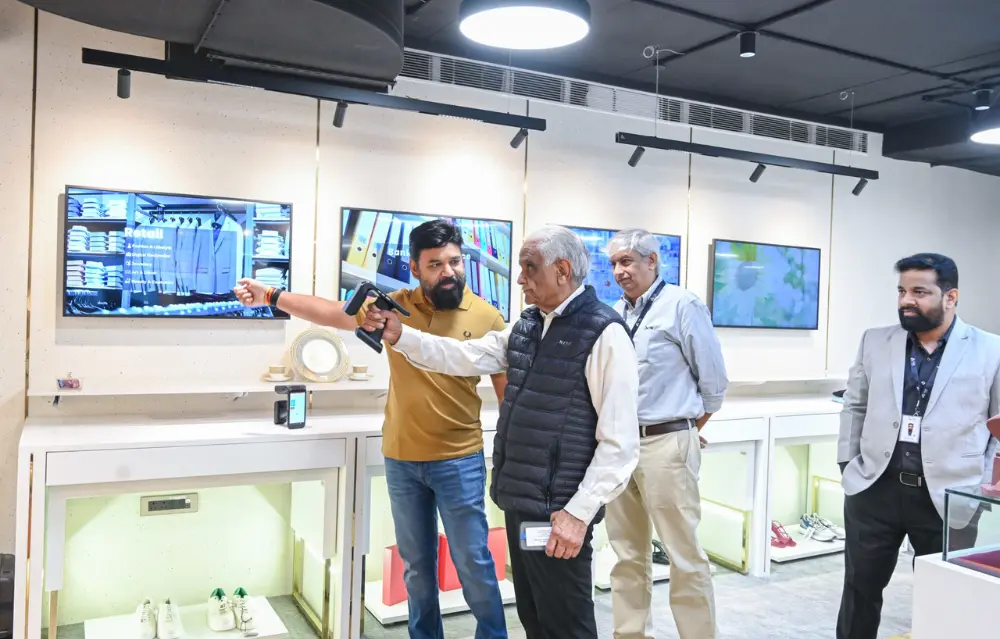 Dr. Ram Charan experiencing an RFID-enabled retail demonstration at i-TEK’s Experience Centre.